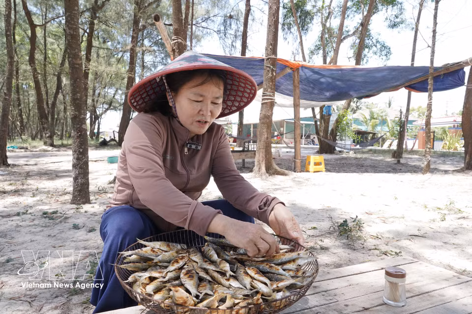 Although grilling herring does not require sophisticated techniques, experience is essential to control the heat, ensuring the fish is evenly cooked while retaining its natural sweetness and distinctive aroma. (Photo: VNA)
