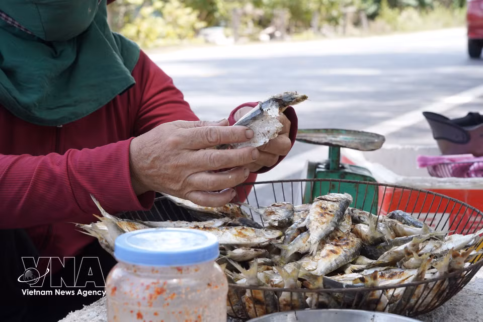The grilled herring trade not only provides jobs and income for coastal residents but also helps promote local culinary specialties. (Photo: VNA) ​