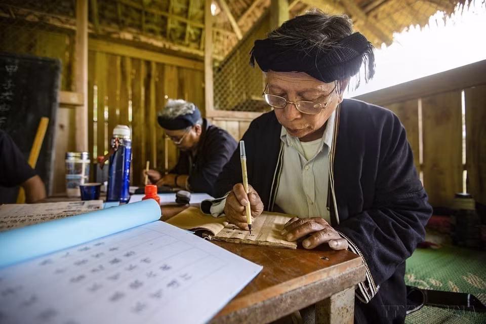In 2008, concerned that the Dao script was on the verge of disappearing, Ly Van Henh from Phu Tho province sought permission from local authorities to teach the Nom–Dao script to local officials and residents. With support from the locality’s indigenous knowledge preservation network, he played a pivotal role in reviving and transmitting the language and cultural traditions of the Dao Tien community. (Photo: VNA)