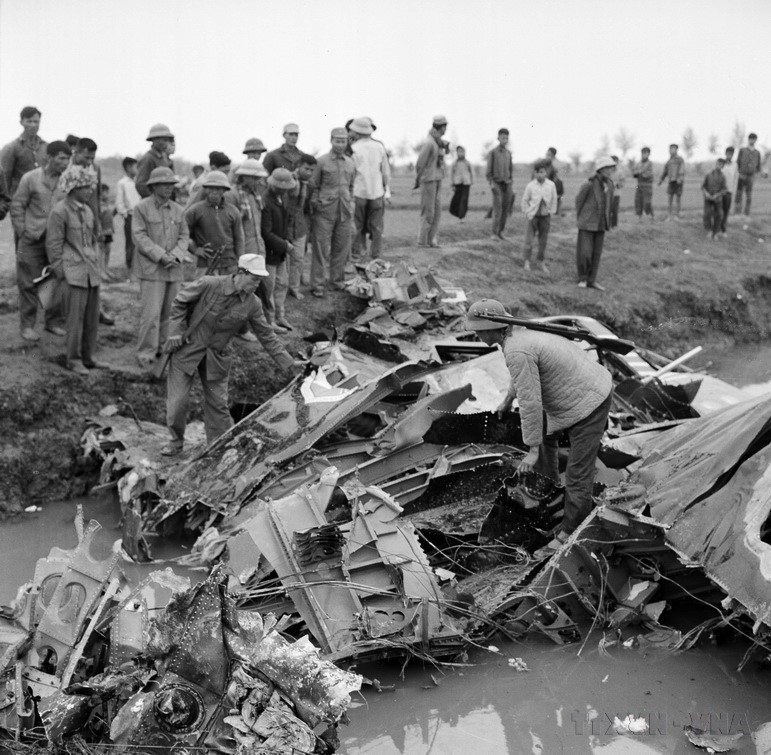 The first B-52 bomber shot down by Battalion 59, Missile Regiment 261, Air Defence Division 361, over Chuom Field in Dong Anh commune at 8:13 p.m. on December 18, 1972. (Photo: VNA)