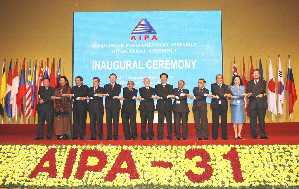 National Assembly Chairman and AIPA-31 Chairman Nguyen Phu Trong, and Prime Minister Nguyen Tan Dung, pose for a group photo with heads of delegations from the parliaments of member countries of the ASEAN Inter-Parliamentary Assembly (AIPA) at the opening ceremony of AIPA-31 in Hanoi, September 21, 2010. (Photo: VNA)