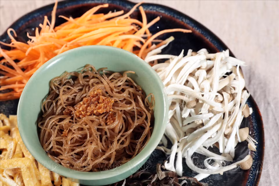 Its main ingredients, fresh vegetables and fruits, promote good health. (Photo: VNP/VNA)