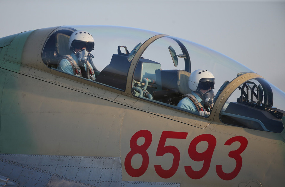 Soldiers of Regiment 927 of Division 371 (Air Defence - Air Force Service), master the controls of the multirole fighter aircraft SU-30MK2 in the sky. (Photo: VNA)