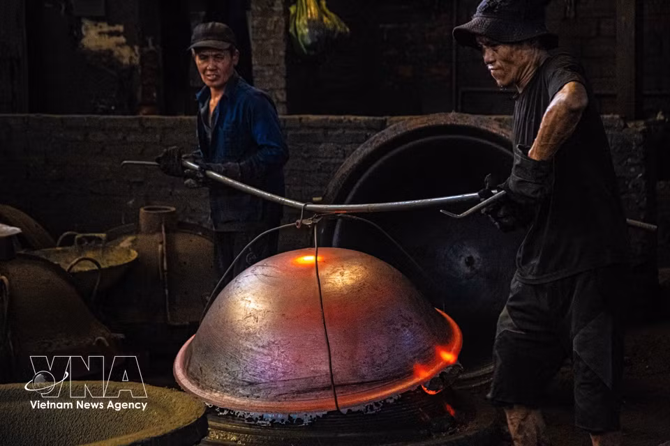 The cooling stage follows mould removal, lasting from 30 minutes to several hours depending on the size of the product. (Photo: VNA)