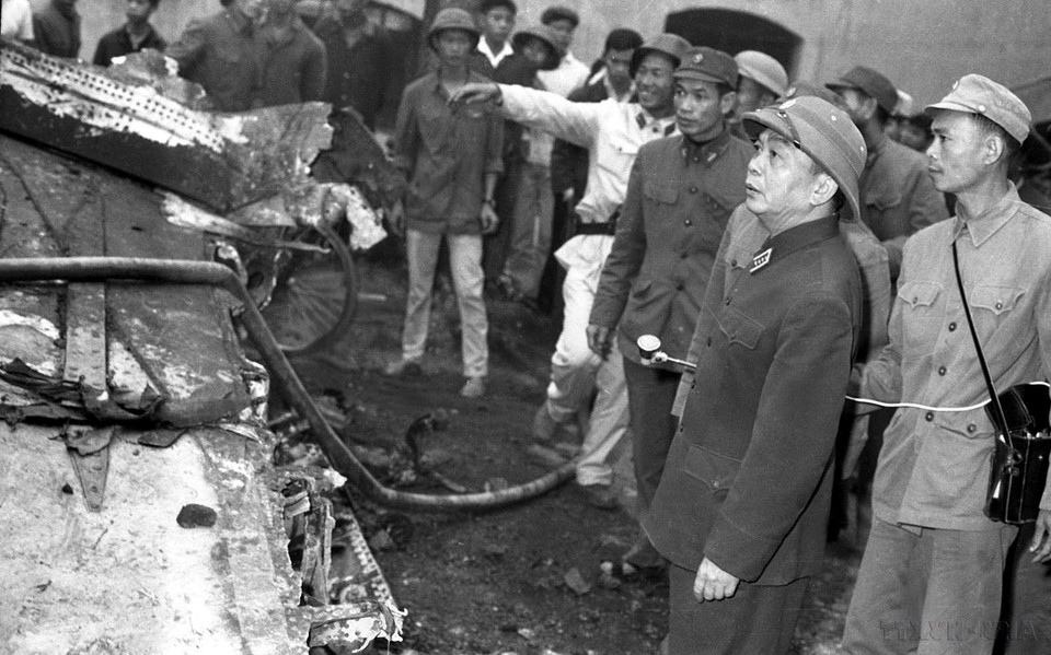 On December 30, 1972, General Vo Nguyen Giap inspects the wreckage of a US B-52 bomber shot down by Vietnamese forces and people in Ngoc Ha village (Hanoi) during his visit to Missile Battalion 79, a unit with outstanding achievements in repelling the US strategic air assault. (Photo: VNA)
