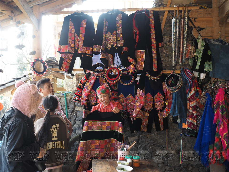 Cultural features of Lo Lo traditional costumes are introduced to visitors. (Photo: Vietnam Pictorial/VNA)