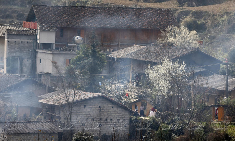 Traditional earthen-walled houses with yin–yang tiled roofs surrounded by stone fences are a distinctive feature of Lo Lo Chai village. (Photo: Vietnam Pictorial/VNA)