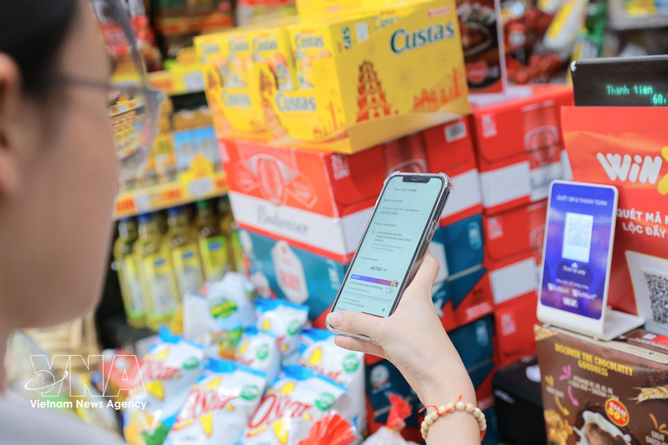 QR code payments are becoming increasingly popular at shops, supermarkets and retail outlets. (Photo: VNA)