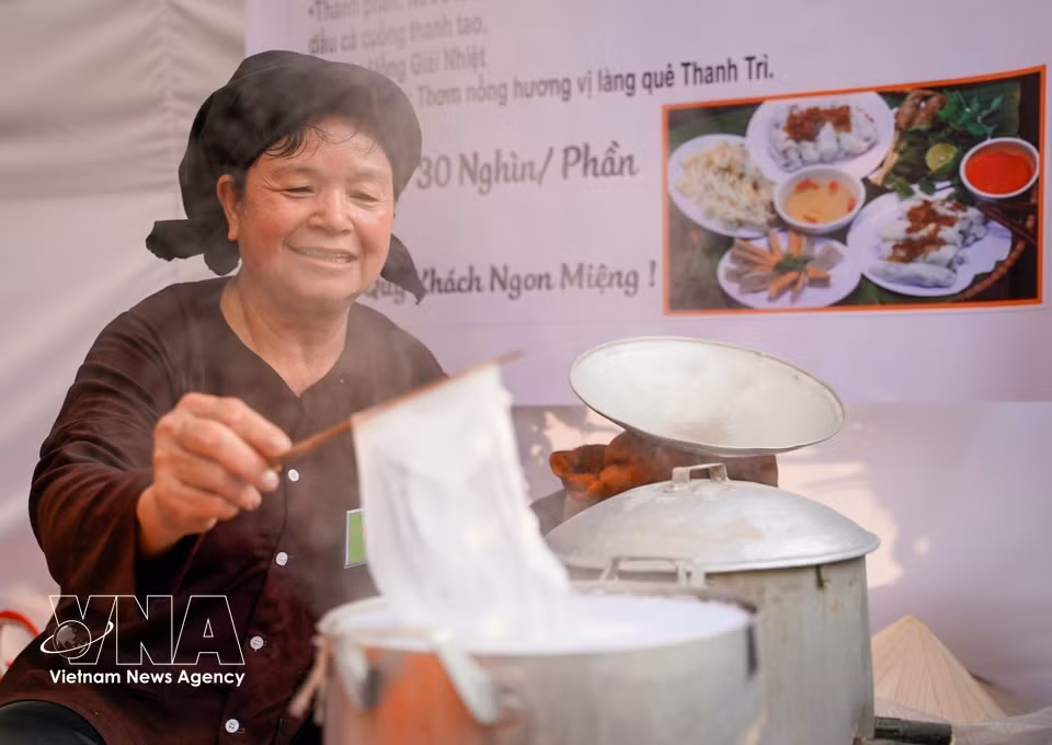Artisan Nguyen Thi Van (60, Dai Dong village, Vinh Hung ward, Hanoi) has over 40 years of experience making steamed rice rolls. (Photo: VNA)