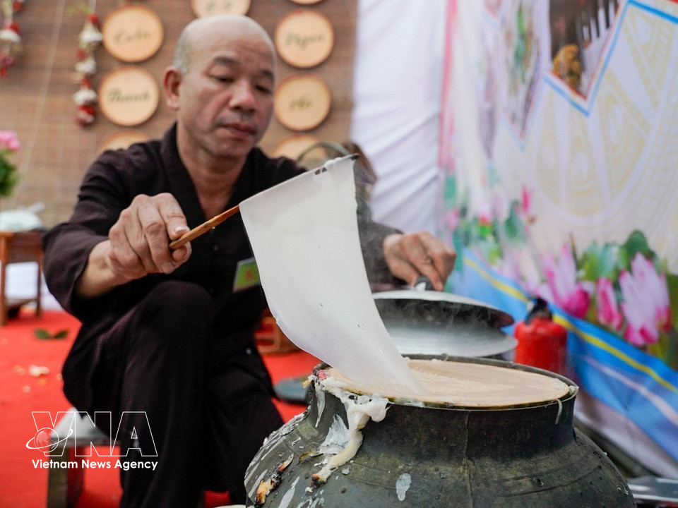 The thinner and smoother the rice sheets – without tearing – the higher the skill and experience of the artisan. (Photo: VNA)