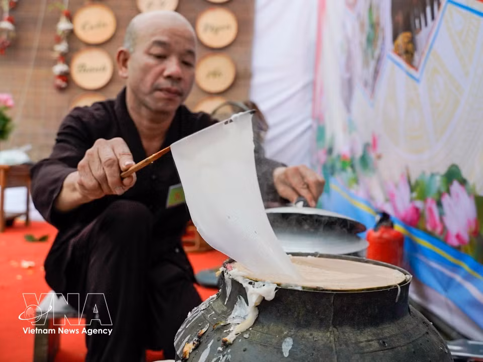 The thinner and smoother the rice sheets – without tearing – the higher the skill and experience of the artisan. (Photo: VNA)