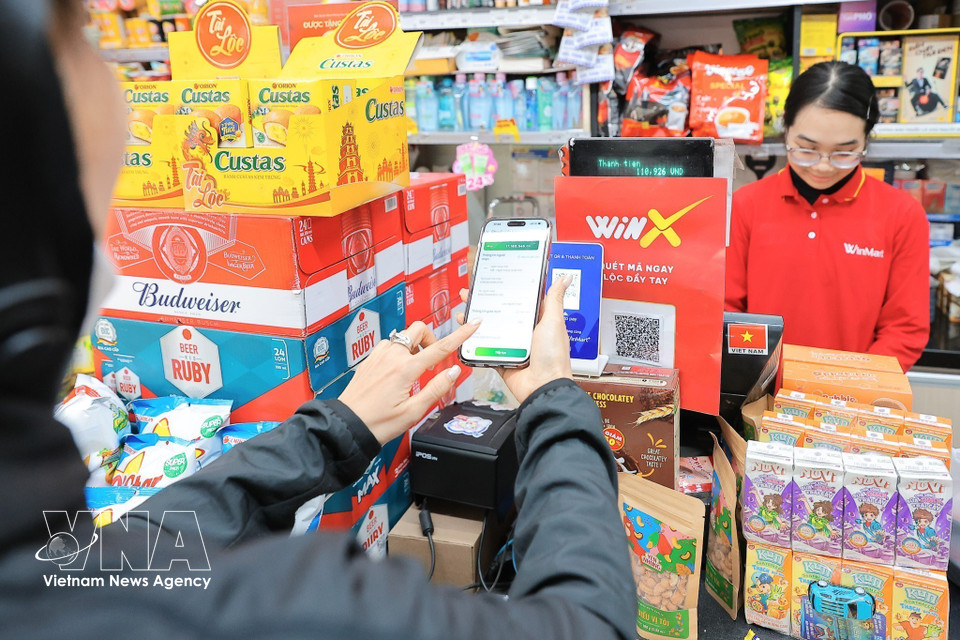 Electronic payment methods make transactions more convenient, secure and transparent. (Photo: VNA)