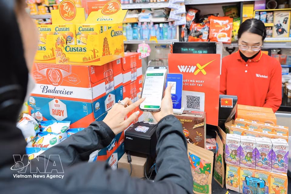 Electronic payment methods make transactions more convenient, secure and transparent. (Photo: VNA)