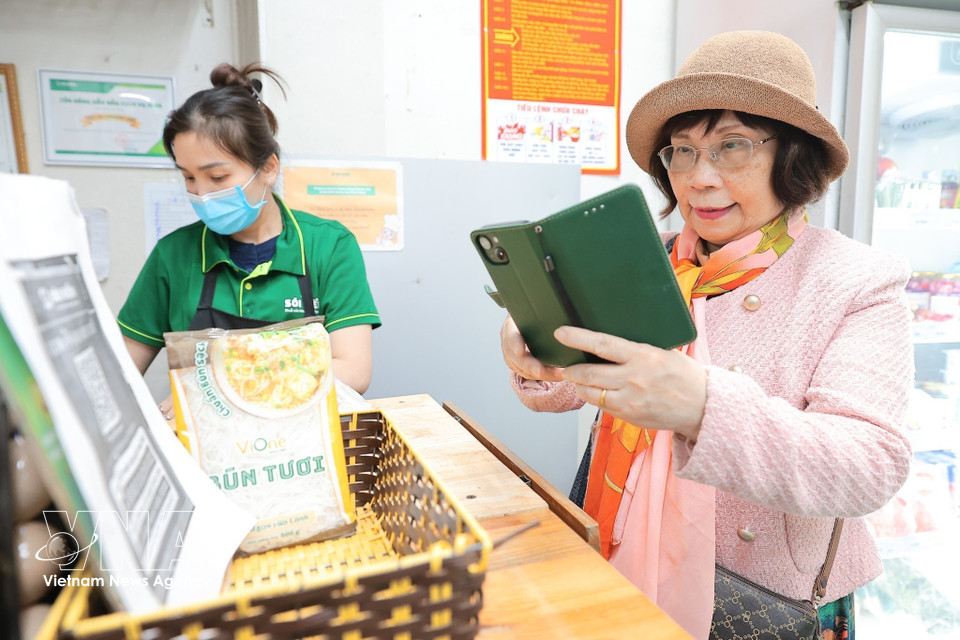 Digital payment trends are gradually becoming a habit in everyday life. (Photo: VNA)