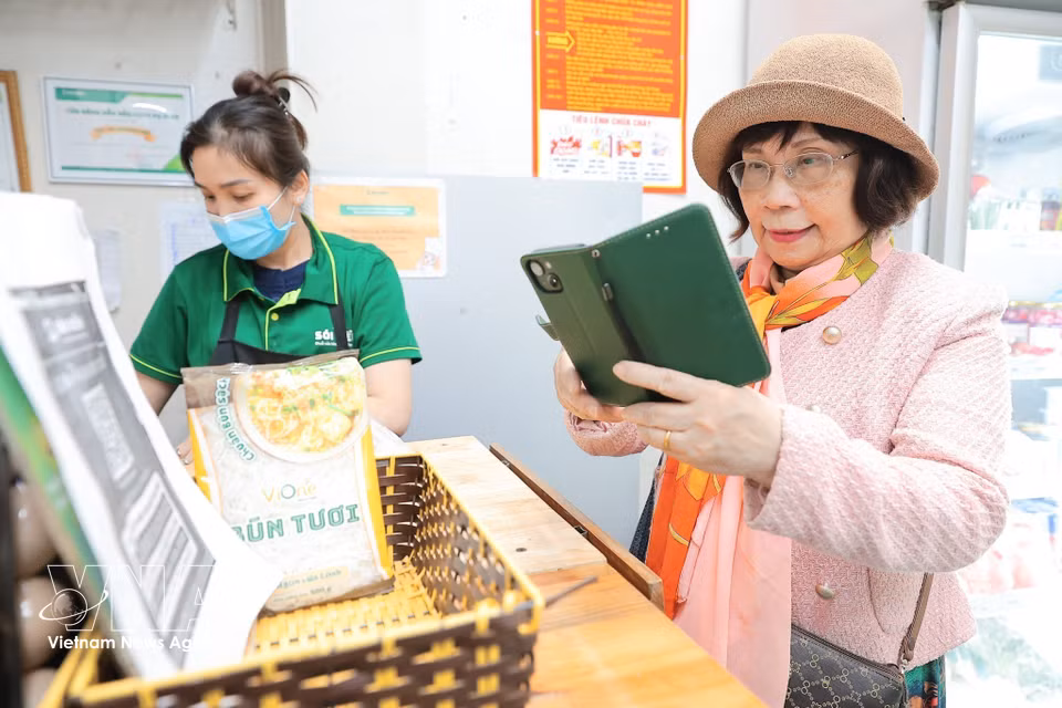 Digital payment trends are gradually becoming a habit in everyday life. (Photo: VNA)