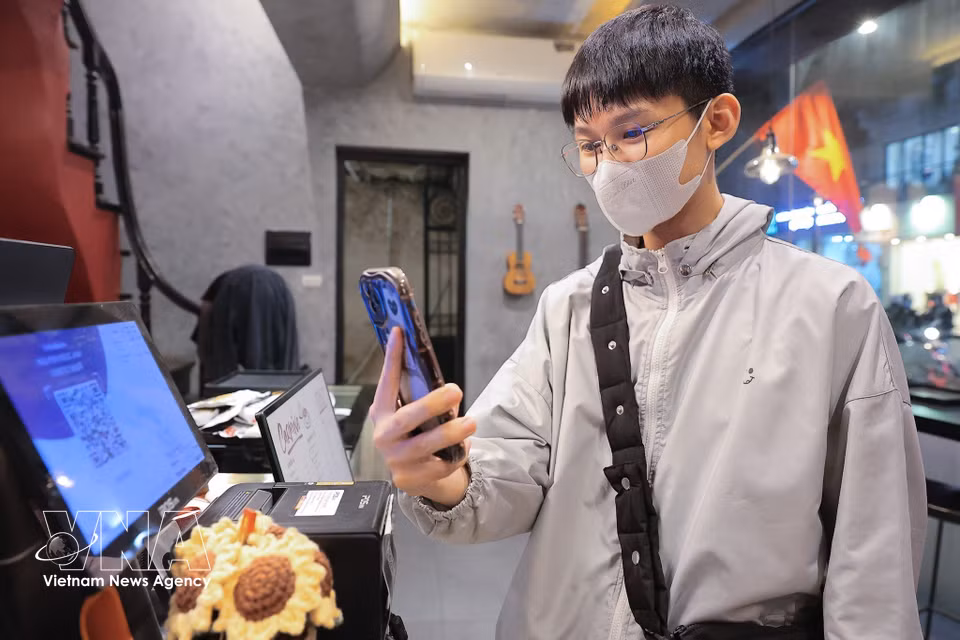 With just a smartphone, users can easily complete payment transactions within seconds. (Photo: VNA)
