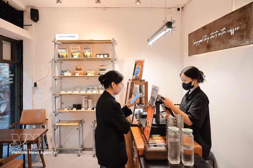 QR code payment offered at a beverage shop on Phan Huy Chu street in Hanoi. (Photo: VNA)