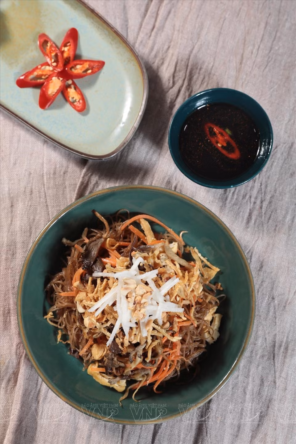 Low in calories and high in fiber, the vegan black vermicelli salad helps you feel fuller for longer and reduces cravings. The fiber from the black vermicelli and vegetables aids digestion and enhances gut health. (Photo: VNP/VNA)