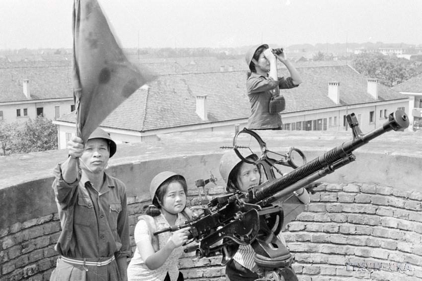 Self-defence militia of Dong Xuan Knitting Factory intensively practise their skills. (Photo: VNA)