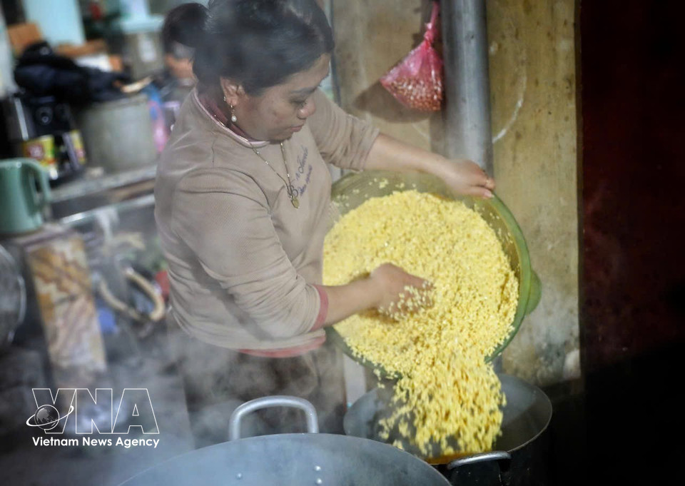 The cake’s outer layer is made from glutinous rice and coloured naturally with gardenia fruit. (Photo: Viet Hung – VNA)