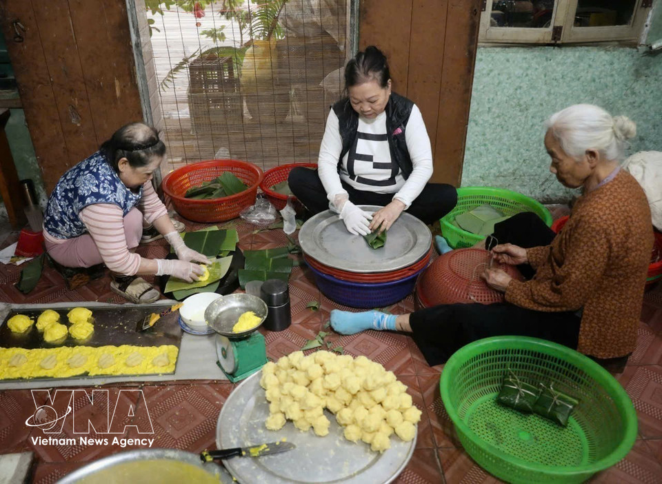 Making Phu The cakes at a facility in Dinh Bang. (Photo: Viet Hung – VNA)