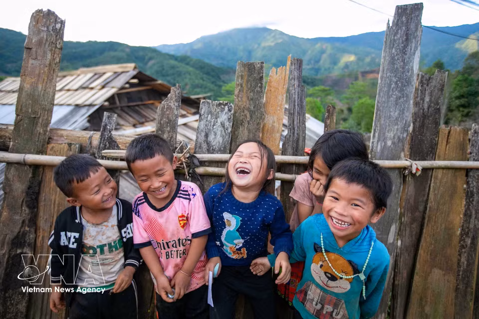 Happy smiles of children in Lang Sang village. (Photo: VNA)