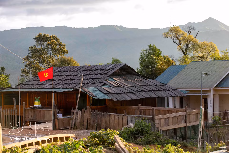 A corner of Lang Sang village in the early morning sunshine. (Photo: VNA)