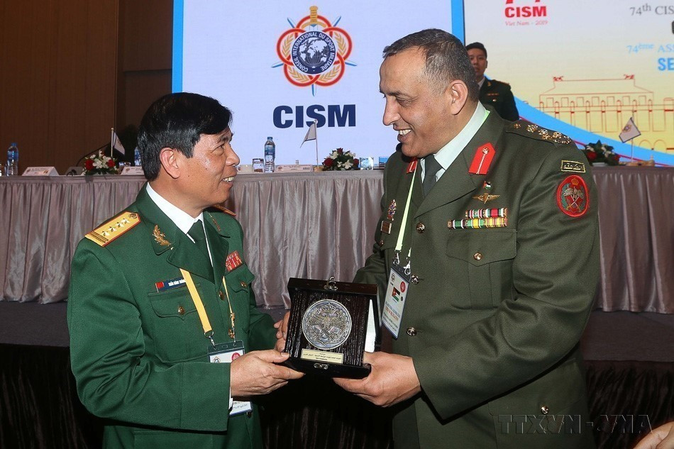 Major General Alqtaishat Jehad from Jordan’s Ministry of Defence presents a souvenir to the Vietnamese delegation at the 74th General Assembly of the International Military Sports Council (CISM) hosted by Vietnam, in Ho Chi Minh City, April 28, 2019. (Photo: VNA)