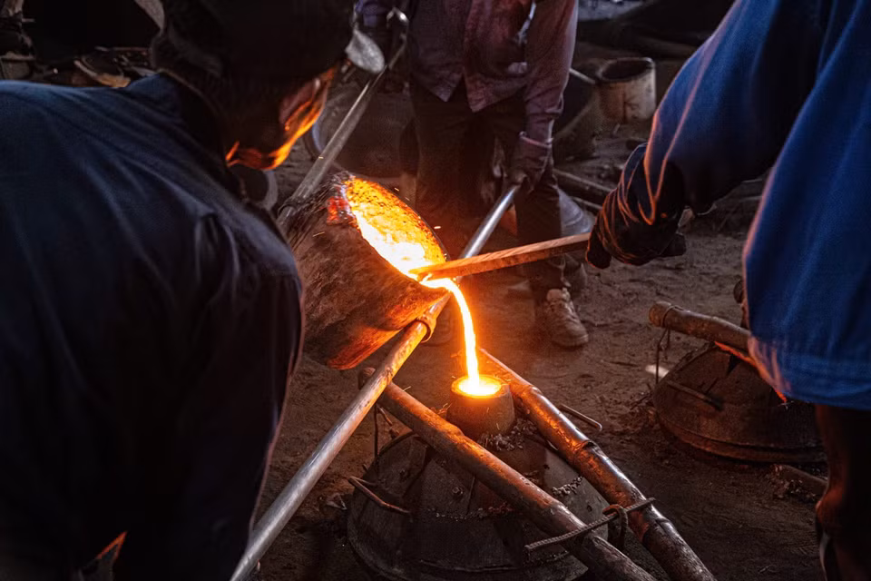 Molten metal is then poured into moulds, a stage that requires close coordination and high technical skill. (Photo: VNA)