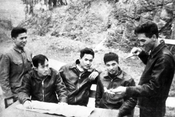 Pilot Pham Tuan (far right) and his comrades discuss tactics to attack B-52 bombers during the 12-day-and-night campaign in December 1972. He was the first to shoot down a B-52 on the spot while flying a MiG-21FM during a night sortie on December 27, 1972. (Photo: VNA)