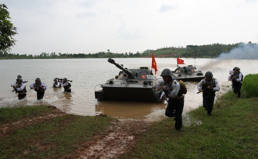 Tank-armored and infantry units conduct joint combat training. (Photo: VNA)