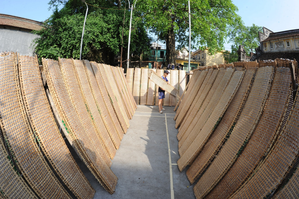 Residents dry rice papers under the sun. (Photo: VNA)