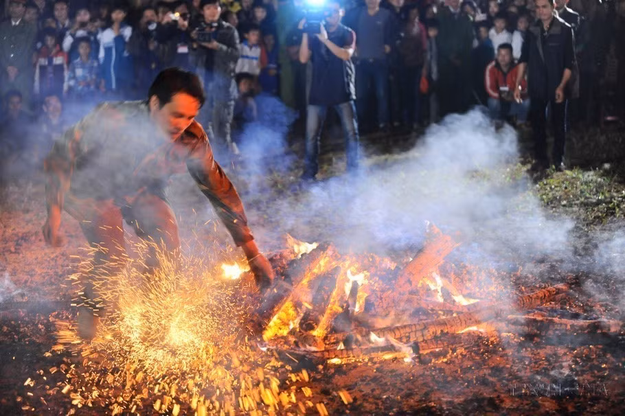 In 2023, the Fire Dance Festival of the Pa Then ethnic people was recognised as a National Intangible Cultural Heritage. (Photo: VNA)