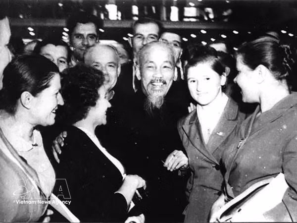 President Ho Chi Minh with Soviet and international delegates attending the 22nd Congress of the Communist Party of the Soviet Union in Moscow, October 1961. (Photo: VNA archives)
