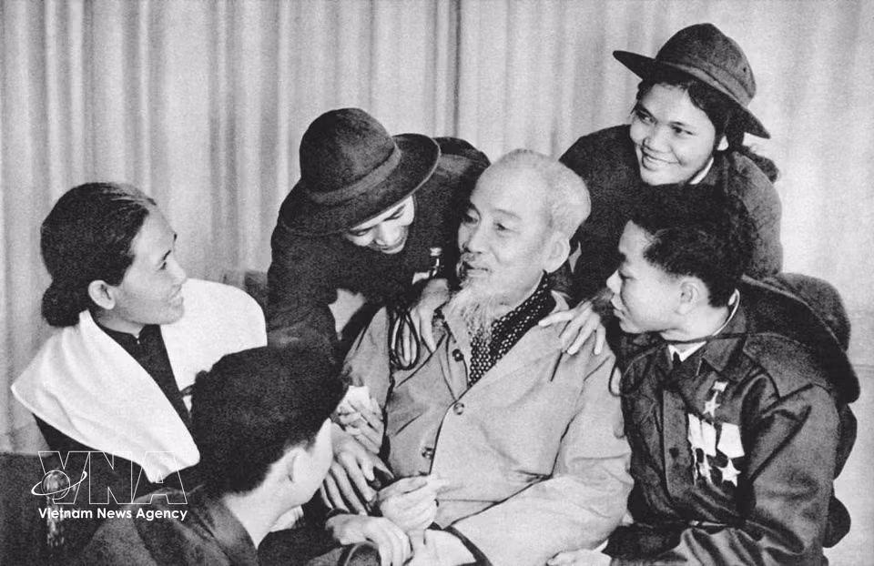 President Ho Chi Minh with heroes and outstanding soldiers from southern Vietnam visiting the North, February 28, 1969. (Photo: VNA archives)