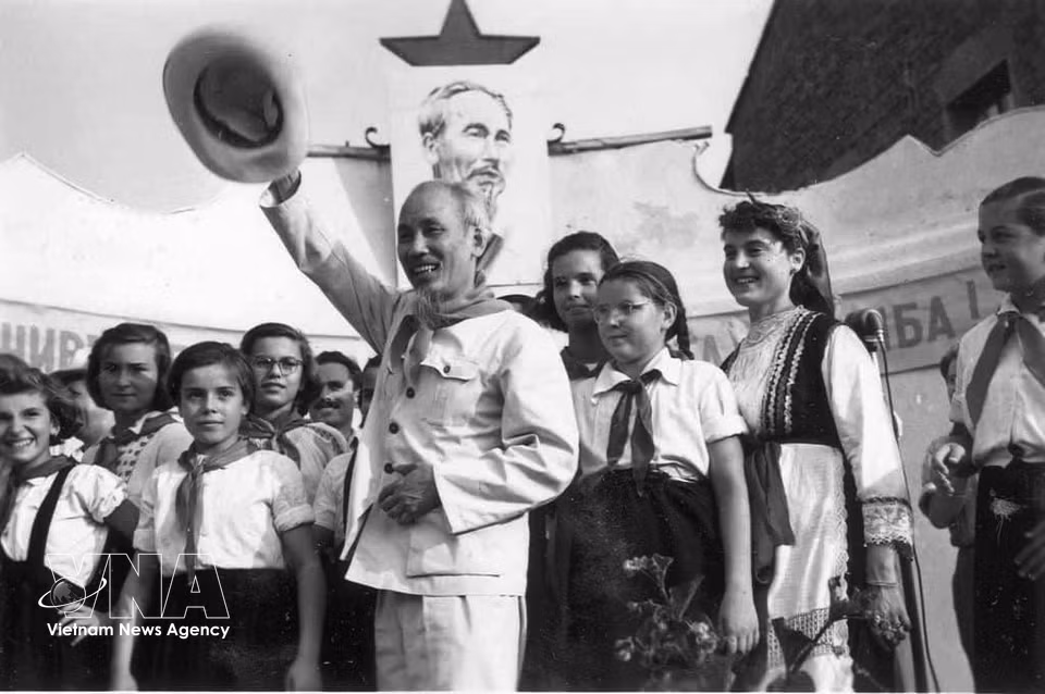 President Ho Chi Minh always regarded unity within the international communist and workers’ movement, as well as solidarity among fraternal socialist countries, as the fundamental foundation and the most decisive factor for the success of socialism worldwide. In the photo: President Ho Chi Minh during his visit to Bulgaria, August 1957. (Photo: archives/Published by VNA)