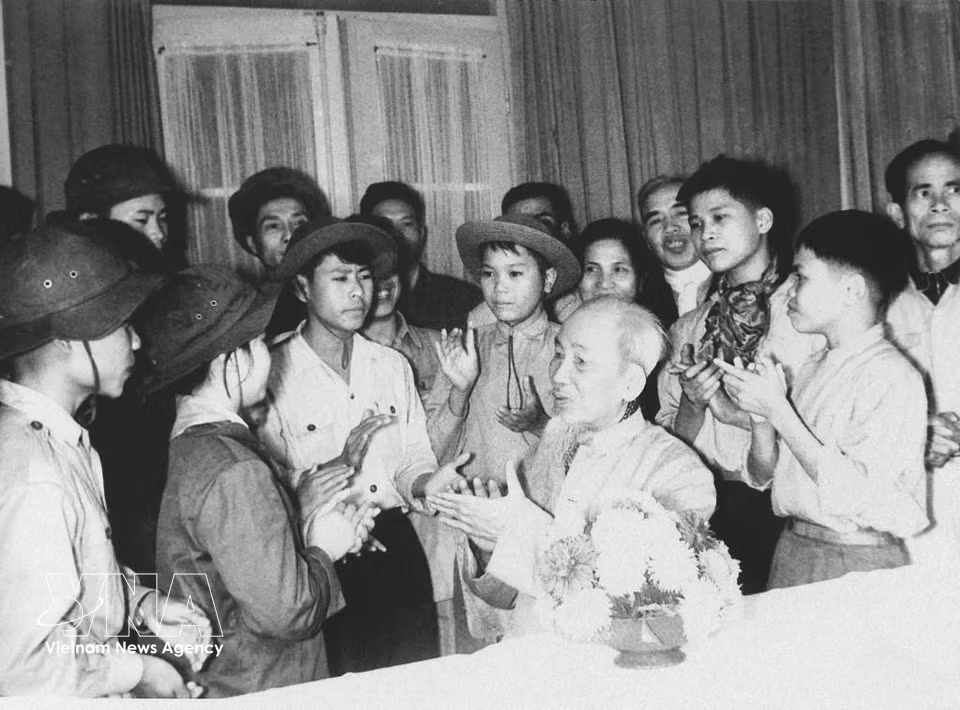 President Ho Chi Minh with brave children from southern Vietnam visiting the North, February 13, 1969. (Photo: VNA archives)
