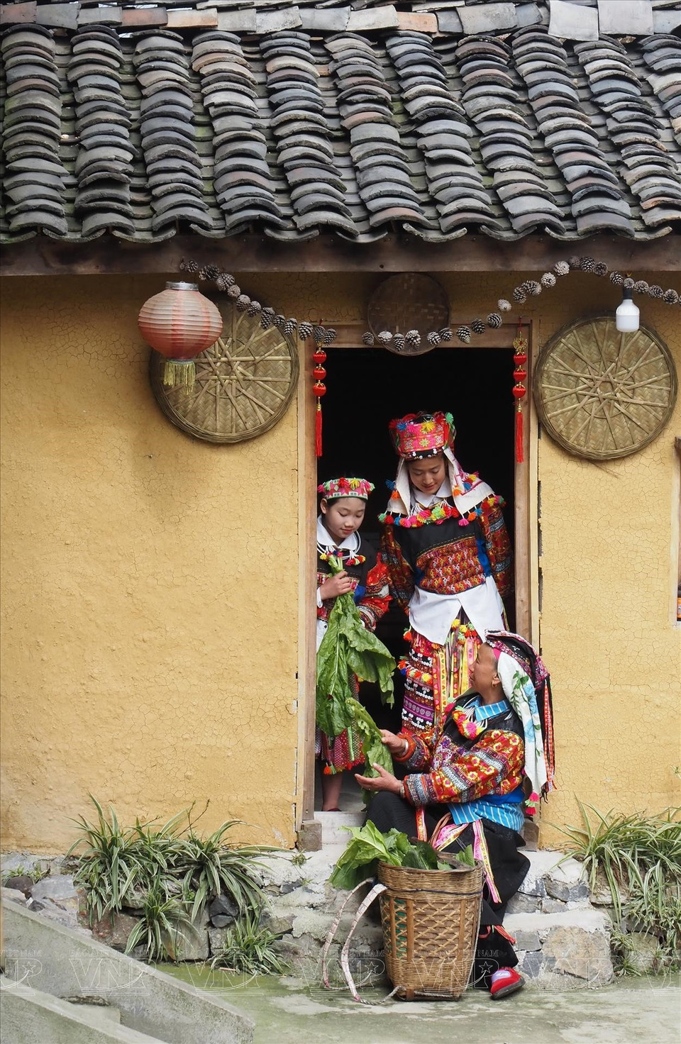 Scenes of everyday life in Lo Lo Chai village. (Photo: Vietnam Pictorial/VNA)