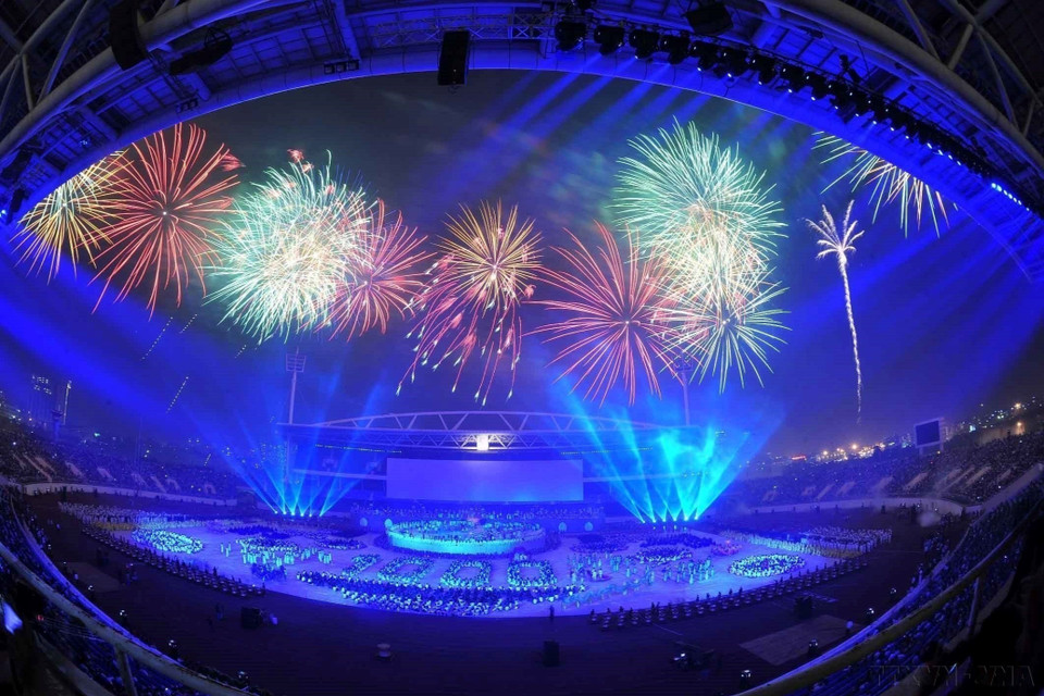 Spectacular fireworks display lights up My Dinh National Stadium to celebrate the 1,000th anniversary of Thang Long – Hanoi (October 10, 2010) (Photo: VNA)