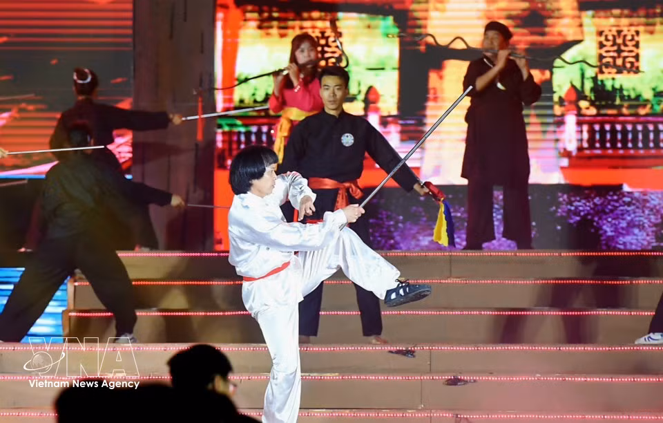 A martial arts master demonstrating the intricate techniques of the flute-based style. (Photo: VNA)