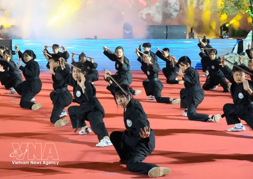 Students perform skillful maneuvers with the flute. (Photo: VNA)