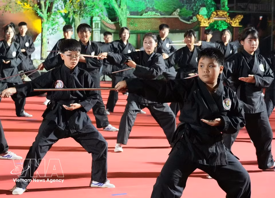 A captivating performance combining flute martial arts with traditional swordplay. (Photo: VNA)