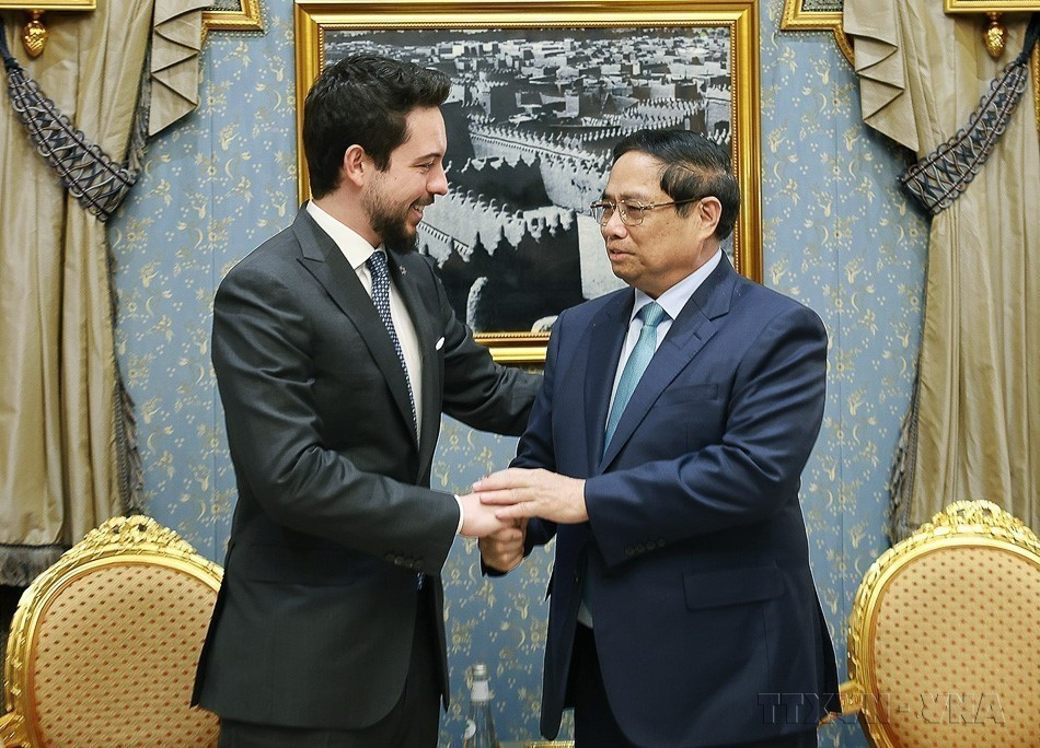 During his visit and attendance at the 8th Future Investment Initiative in Riyadh, Saudi Arabia, on October 29, 2024, Prime Minister Pham Minh Chinh meets with His Royal Highness Crown Prince Al Hussein bin Abdullah II of the Kingdom of Jordan. (Photo: VNA)