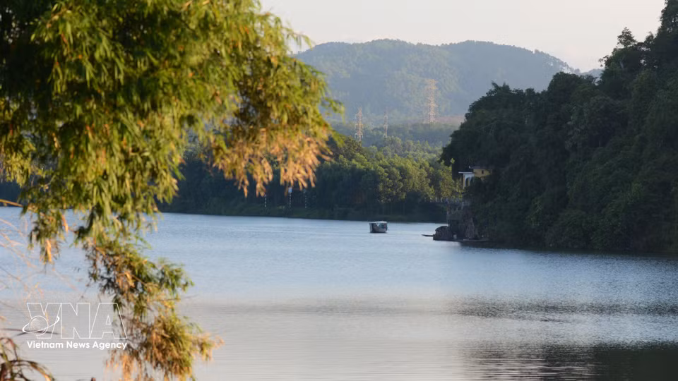The calm waters of the Huong river can be felt from the foot of Vong Canh hill. Photo: (Photo: Van Dung/VNA)