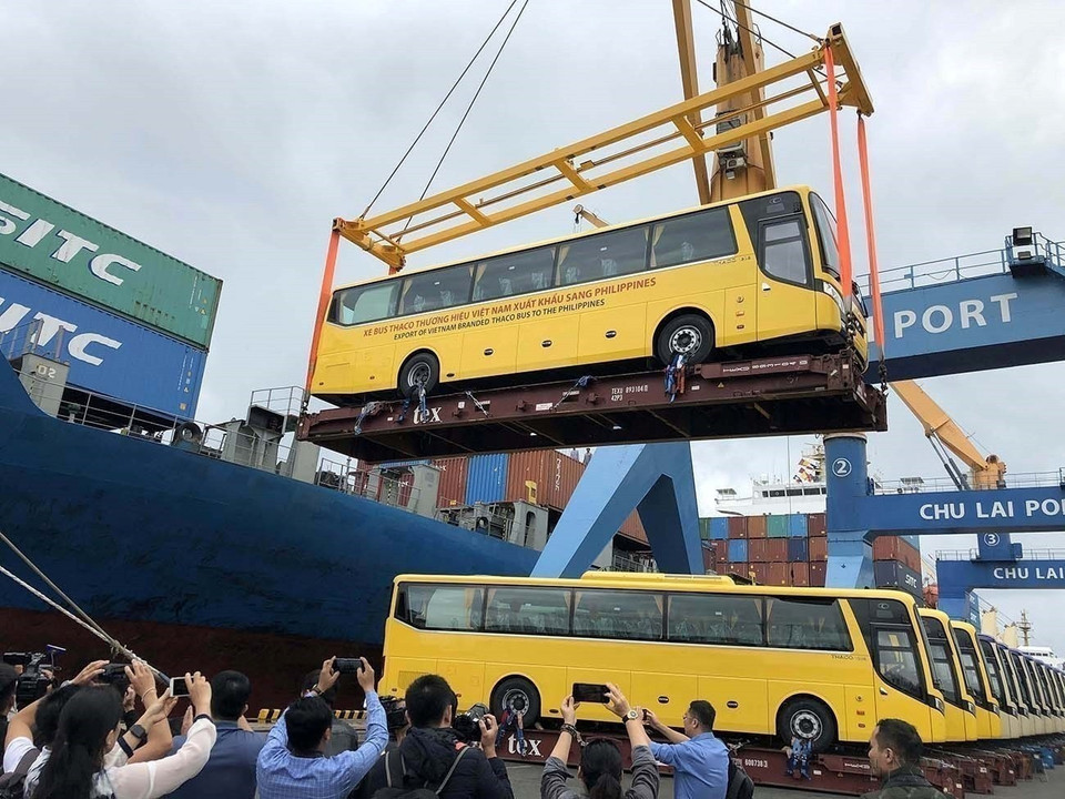 With solid economic growth, the socialist-oriented market economy gradually took shape and developed. In the photo: the handover ceremony of 15 Vietnamese-brand THACO buses exported to the Philippines at Chu Lai Port (Chu Lai Open Economic Zone established in 2003 in then Quang Nam province (now Da Nang city). (Photo: VNA)