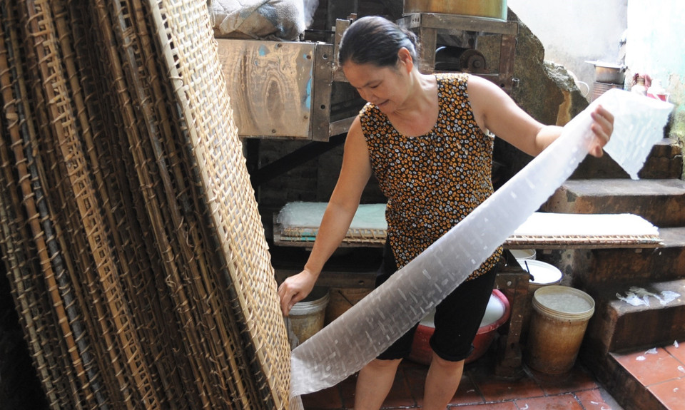 For centuries, local residents have preserved and maintained the traditional craft of making Tho Ha rice paper. (Photo: VNA)