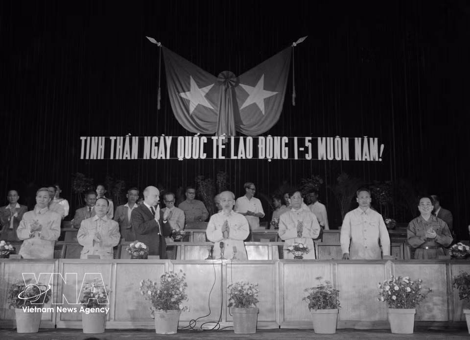 On February 18, 1946, President Ho Chi Minh signed a decree designating May 1 as an official public holiday. In the photo: President Ho Chi Minh attends the May Day celebration in 1955. (Photo: VNA)