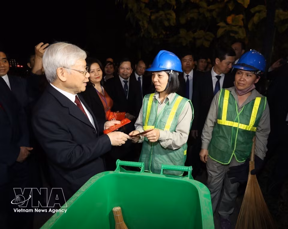 Party General Secretary and State President Nguyen Phu Trong visits and presents gifts to environmental workers on duty on 2019 Lunar New Year’s Eve in the Hoan Kiem Lake area in Hanoi. (Photo: VNA)