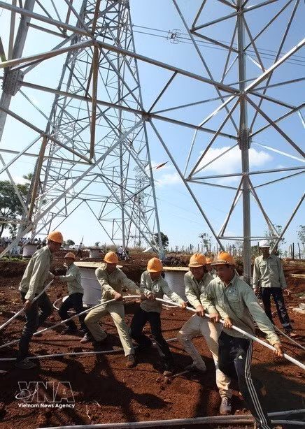 Many projects are the embodiment of the intellect, resilience, and collective effort of Vietnamese workers, quietly contributing to the community. In the photo: Workers of Power Construction Company No. 4 string transmission lines for the construction of the 500kV Pleiku – My Phuoc – Cau Bong line. (Photo: VNA)
