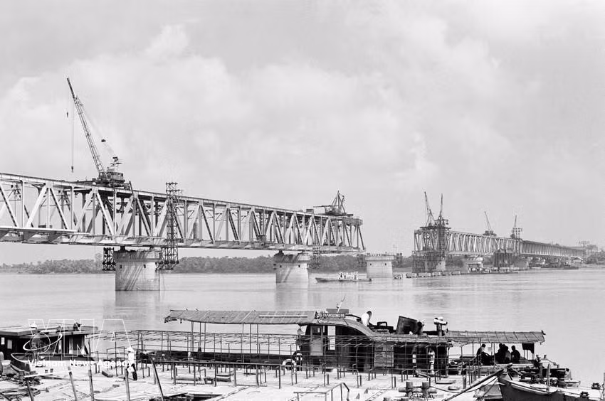 Officials and workers of the Thang Long Bridge enterprise work tirelessly on the construction site (1983). (Photo: VNA)